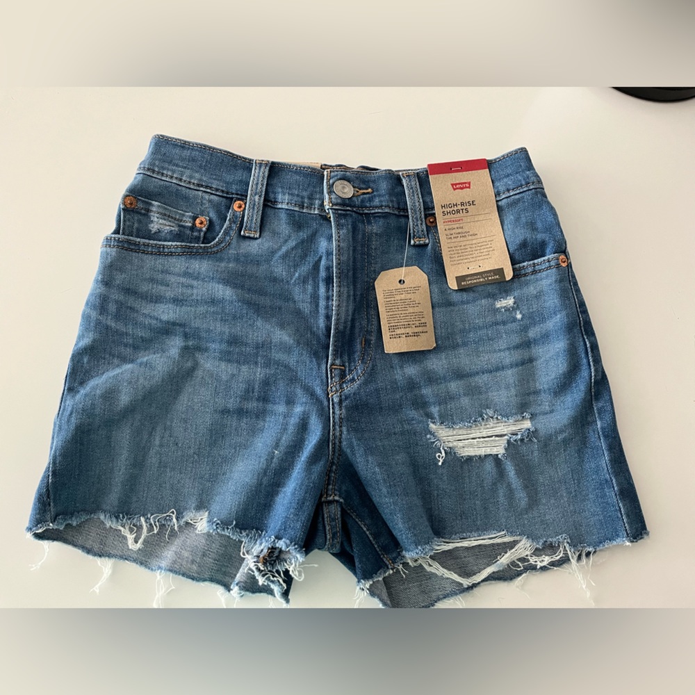NWT Levi’s high rise shorts W26